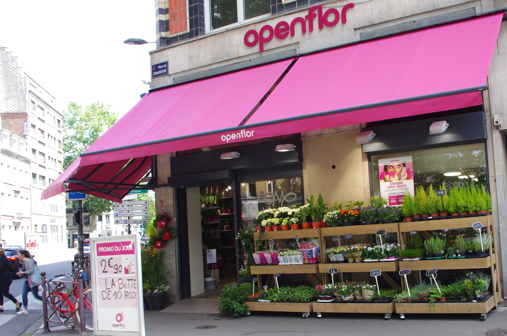 magasin fleuriste Lille Openflor Devanture fleuriste à Lille rue Nationale avec store rose