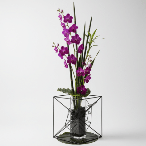 Composition florale architecturale avec orchidées violettes et structure géométrique - Fleuriste Openflor Lille