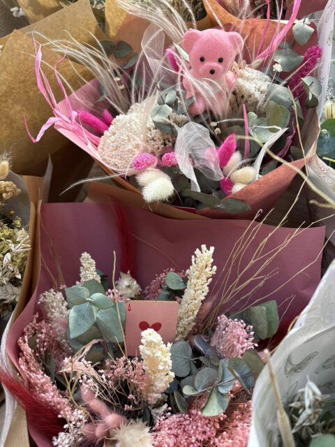Bouquet de fleurs séchées et ourson rose – Openflor Bouquet de fleurs séchées roses et blanches avec un petit ourson rose, cadeau Saint-Valentin chez Openflor Lille.