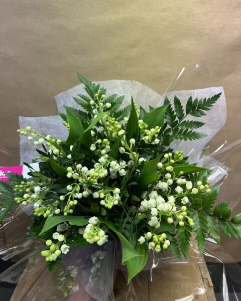 Bouquet de Muguet Traditionnel 1er Mai – Fleuriste Lille Bouquet de muguet traditionnel avec feuilles de fougère, fleuriste Openflor Lille.