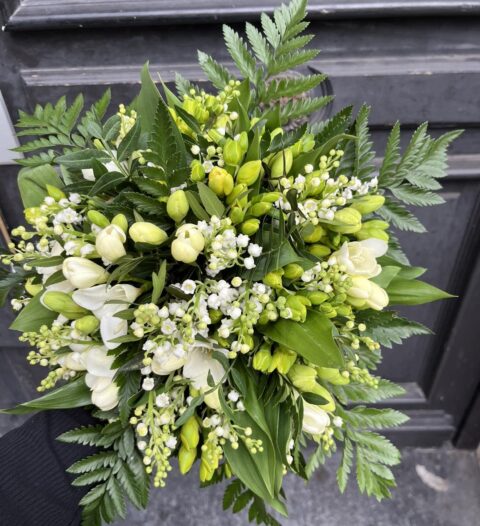 Bouquet Muguet et Freesias Blancs – Fleuriste Lille Bouquet rond composé de muguet et de freesias blancs parfumés, création Openflor Lille.