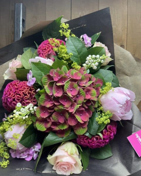 Bouquet de Printemps Prestige au Muguet – Openflor Lille Bouquet rond haut de gamme avec muguet, hortensia mauve, pivoine rose et célosie, Openflor Lille.