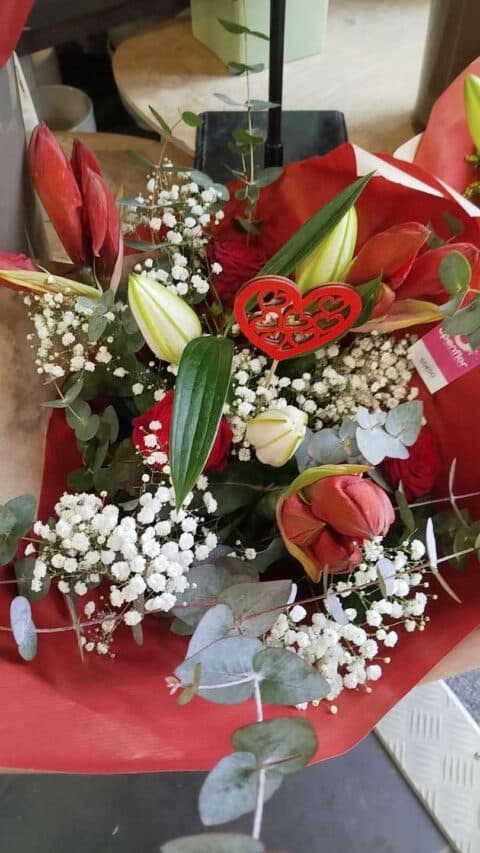 Bouquet Amaryllis et Roses Rouges – Saint-Valentin Openflor Composition florale de Saint-Valentin avec amaryllis rouges, roses et eucalyptus par Openflor, fleuriste Lille.