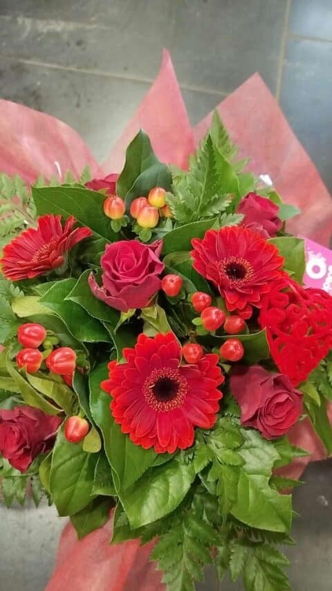 Bouquet de gerberas et roses rouges – Collection Saint-Valentin Bouquet rond rouge composé de gerberas et de roses pour la Saint-Valentin - Artisan fleuriste Openflor Lille.