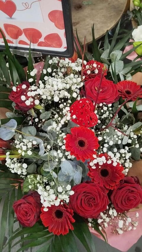 Bouquet mixte rouge et blanc – Saint-Valentin Lille Bouquet mixte de fleurs rouges et gypsophile blanc, création florale pour la Saint-Valentin à Lille.