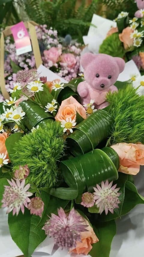 Bouquet tendresse pastel et son ourson – Openflor Bouquet de roses pêches et camomille avec un ourson rose, sélection Saint-Valentin Openflor Lille.