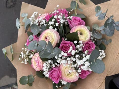Bouquet romantique de roses et renoncules – Saint-Valentin Bouquet de fleurs de saison avec roses roses et renoncules bicolores - Fleuriste Openflor Lille.
