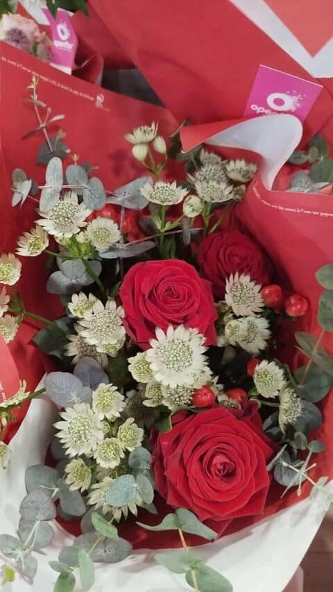 Bouquet Roses Rouges et Astrantia – Collection Amour Bouquet de roses rouges et fleurs d'astrantia blanches, création Saint-Valentin Openflor Lille.