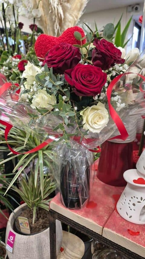 Duo Bouquet de Roses et Champagne – Saint-Valentin Lille Coffret cadeau Saint-Valentin avec bouquet de roses et bouteille de Champagne, disponible chez Openflor Lille.