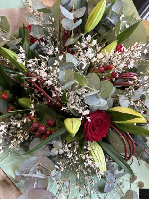 Grand bouquet de roses rouges et lys – Openflor Grand bouquet de roses rouges, boutons de lys et fleurs de wax, création Openflor Lille.