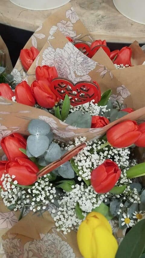 Bouquet de tulipes rouges Saint-Valentin – Openflor Bouquet de tulipes rouges fraîches avec gypsophile et pic en forme de cœur, cadeau Saint-Valentin Openflor Lille.