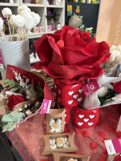 Rose rouge géante et cadeaux bien-être – Openflor Composition avec rose rouge géante et coffrets de savons en forme de cœur, idée cadeau Saint-Valentin Lille.