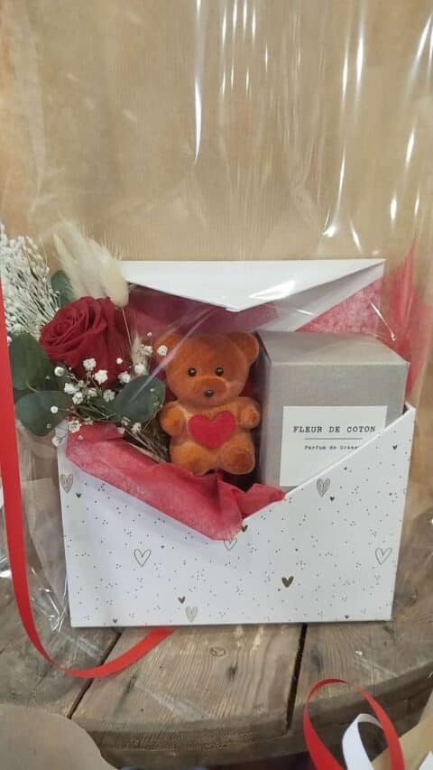 Coffret cadeau Enveloppe Saint-Valentin – Openflor Boîte cadeau en forme d'enveloppe avec rose éternelle rouge, ourson et parfum Fleur de Coton à Lille.