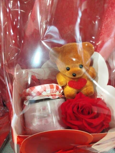 Petit coffret tendresse Saint-Valentin – Openflor Mini coffret cadeau avec ourson, rose éternelle rouge et bougie artisanale chez Openflor Lille.