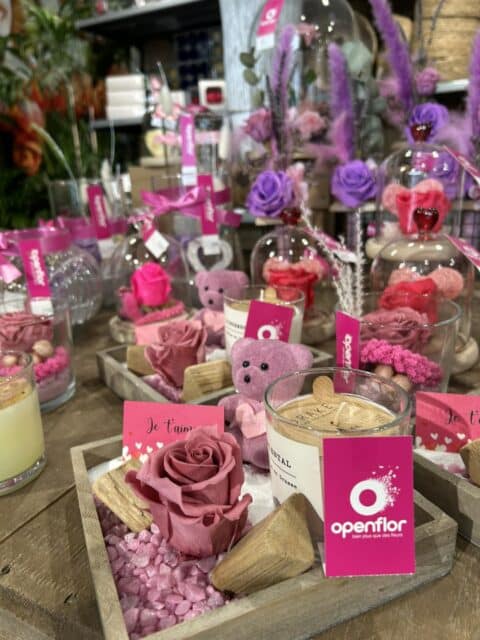 Collection de coffrets roses éternelles – Fleuriste Lille Présentation de plateaux cadeaux avec roses éternelles roses, bougies et oursons pour la Saint-Valentin à Lille.