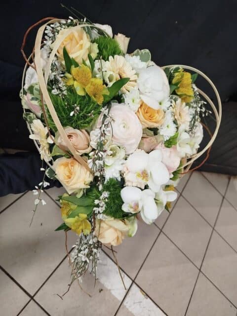 Cœur floral prestigieux – Saint-Valentin Openflor Grande composition florale en forme de cœur avec orchidées blanches et roses pêche, fleuriste Openflor Lille.