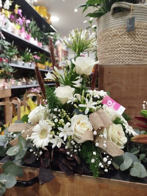 Composition Deuil Fleurs Blanches et Roses – Toussaint Lille – Openflor Composition de deuil élégante avec roses blanches, gerberas et agapanthes chez Openflor Lille.