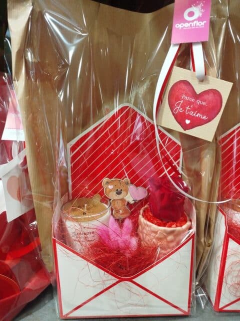 Enveloppe « Je t’aime » avec rose éternelle – Openflor Enveloppe cadeau rouge avec rose éternelle, bougie parfumée et carte "Je t'aime", fleuriste Lille.