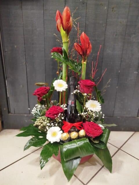Grand coffret prestige Champagne et Fleurs – Saint-Valentin Composition florale haute avec amaryllis, roses rouges, bouteille de Champagne et chocolats, Openflor Lille.