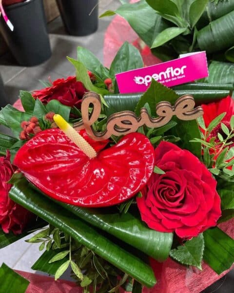 Composition florale Love et Anthurium – Openflor Composition de Saint-Valentin avec anthurium rouge en forme de cœur, rose rouge et pic en bois "Love", Openflor Lille.