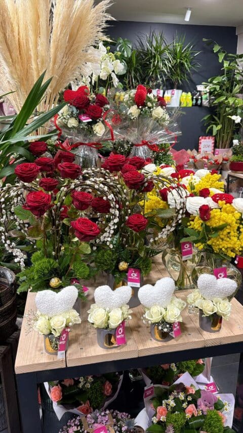 Collection de roses rouges prestige – Openflor Décoration de Saint-Valentin avec grandes roses rouges sur tiges et compositions en forme de cœur blanc, Openflor Lille.