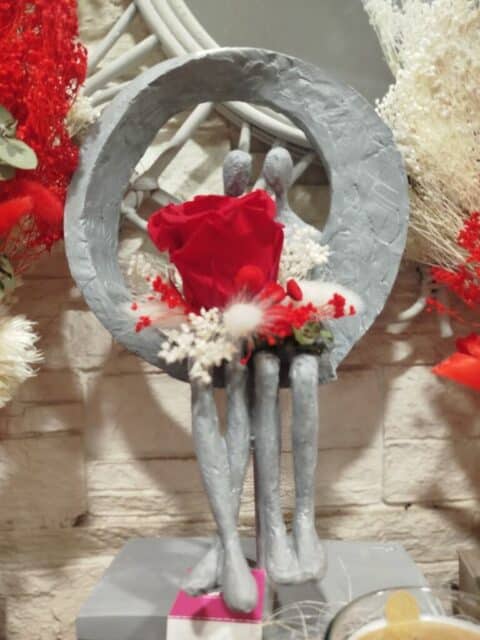 Sculpture Couple et Rose Éternelle – Déco Saint-Valentin Objet de décoration avec sculpture de couple gris et rose éternelle rouge au centre, cadeau de Saint-Valentin Openflor.