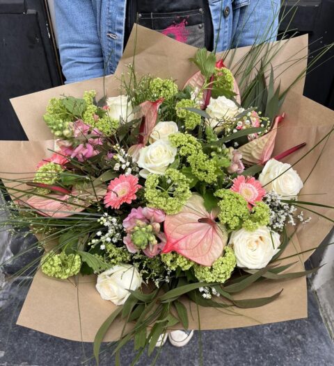 Bouquet de luxe 1er mai – Openflor Lille Grand bouquet de fleurs avec roses blanches, anthuriums roses, gerberas et brins de muguet, Openflor Lille.