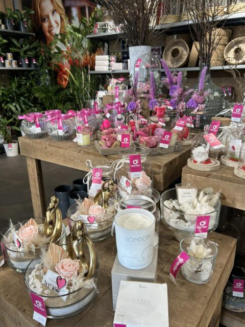 Bar à cadeaux Saint-Valentin – Openflor Lille Table de présentation de cadeaux Saint-Valentin avec bougies parfumées Drake et roses éternelles, Openflor Lille.
