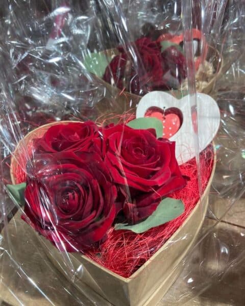 Boîte cœur de roses rouges – Openflor Lille Boîte en carton kraft en forme de cœur garnie de roses rouges fraîches, cadeau Saint-Valentin Openflor Lille.