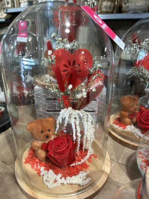 Cloche rose éternelle et ourson – Saint-Valentin Rose éternelle rouge sous cloche en verre avec petit ours brun et cœur rouge ajouré, création Openflor Lille.