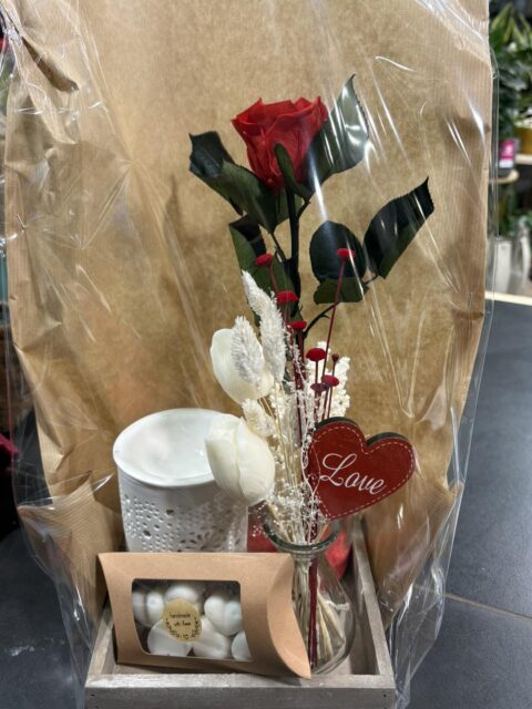 Coffret Prestige Fleurs et Senteurs – Openflor Coffret cadeau de Saint-Valentin avec rose rouge, tulipes blanches et diffuseur de parfum en céramique, Openflor Lille.
