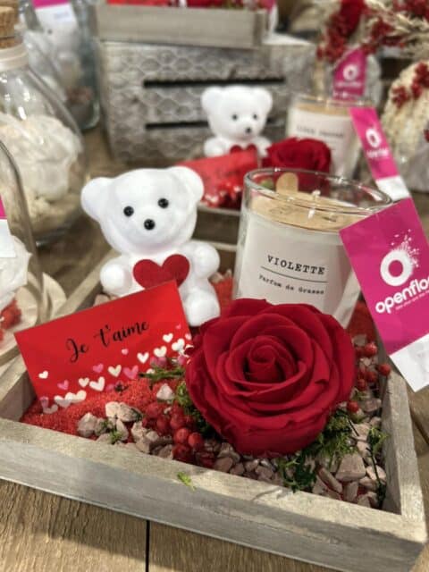 Plateau Duo Romance Rose et Violette – Openflor Plateau en bois avec rose éternelle rouge, bougie parfumée à la violette et petit ours blanc, Openflor Lille.