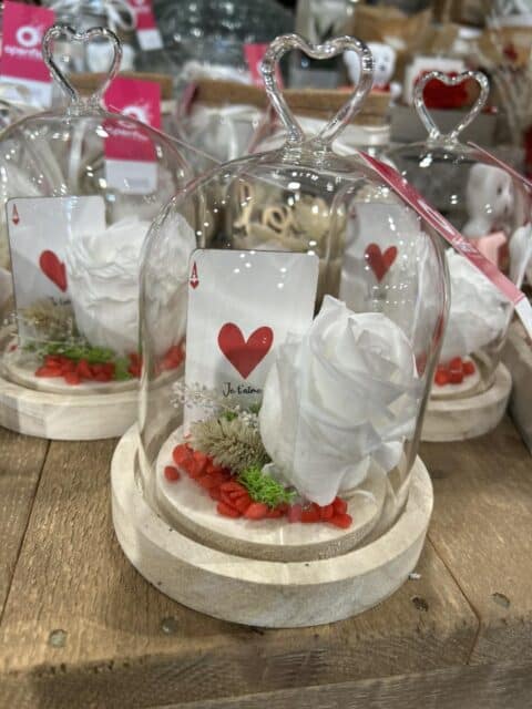 Rose éternelle blanche « As de Cœur » – Openflor Rose éternelle blanche sous cloche avec une carte de jeu As de Cœur "Je t'aime", création Openflor Lille.