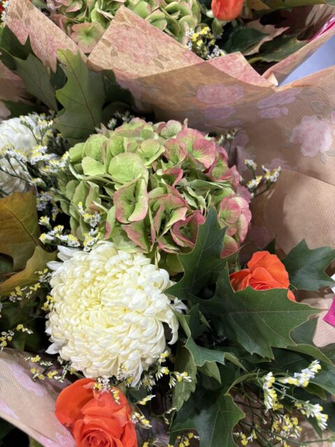 Bouquet de Saison Chrysanthème Blanc et Hortensia Automnal – Lille Bouquet de fleurs d'automne avec gros chrysanthème blanc, hortensia vert/rose et feuilles de chêne, création Openflor Lille.