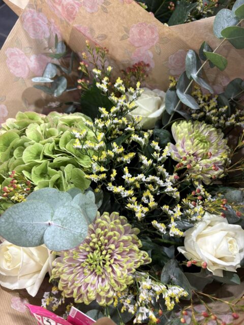 Bouquet de Deuil Hortensia Vert et Roses Blanches – Openflor Lille Bouquet de deuil composé de roses blanches, hortensias verts, eucalyptus et statice jaune chez Openflor Lille.