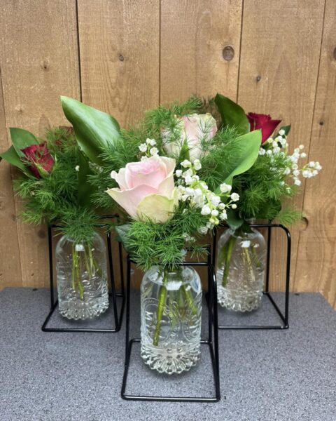 Soliflores Design Métal Noir avec Muguet et Roses – 1er Mai – Lille – Openflor Compositions florales modernes avec roses roses, rouges et brins de muguet dans des soliflores sur support en métal noir, Openflor Lille.