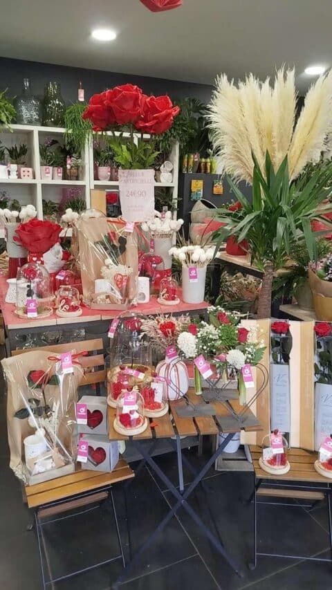 Vitrine de la Collection Saint-Valentin – Boutique Openflor Lille Boutique Openflor à Lille présentant la collection de cadeaux de Saint-Valentin : roses sous cloche, bouquets et pampas.