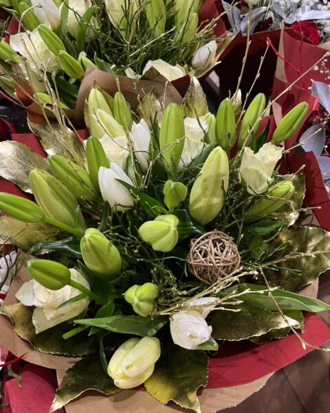 Bouquet de Noël blanc et or – Lys et roses Bouquet de fête blanc et or avec lys, roses et feuillage doré, fleuriste Openflor Lille.