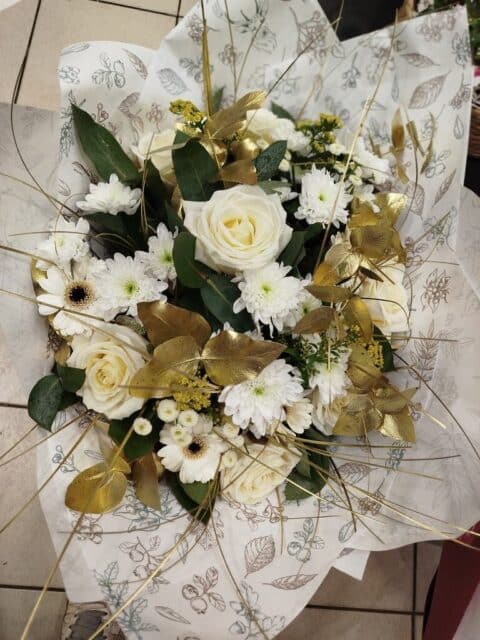 Bouquet de fêtes blanc et or – Roses et feuillage doré Bouquet de Noël blanc et or composé de roses et de feuillage doré, Openflor Lille.