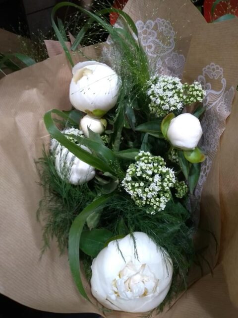 Bouquet de pivoines blanches et feuillage champêtre Élégant bouquet de pivoines blanches et feuillage naturel pour la fête des mères, artisan fleuriste Openflor.