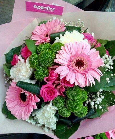 Bouquet rond gerberas roses et chrysanthèmes verts Bouquet rond coloré avec gerberas roses, roses et chrysanthèmes verts, Openflor métropole lilloise.