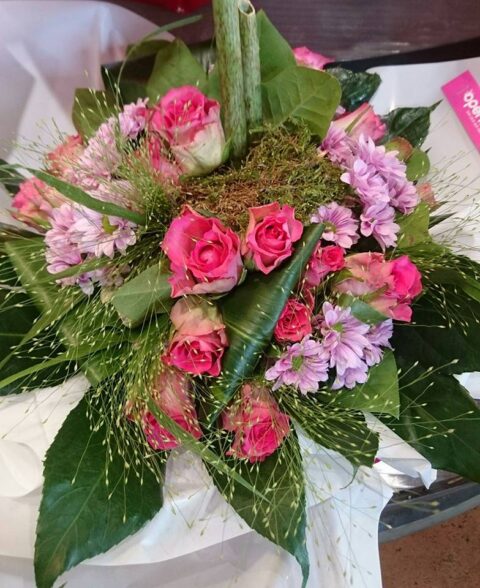 Bouquet romantique de roses roses et fleurs mauves Bouquet champêtre romantique avec roses roses, fleurs mauves et graminées, Openflor Lille.