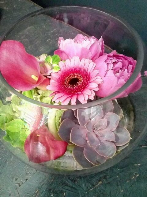Coupe en verre bulle – Pivoine, succulente et arum Coupe en verre bulle avec pivoine rose, gerbera, succulente et arum rose, fleuriste Openflor.