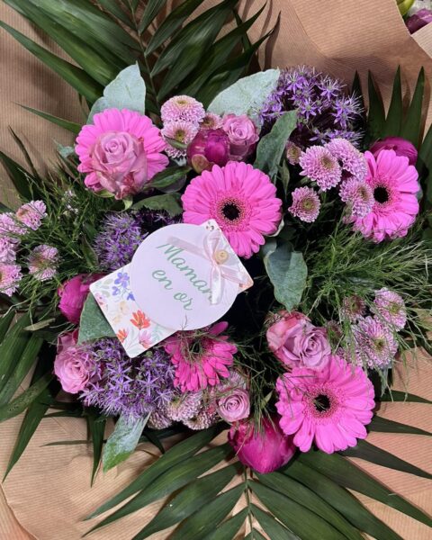 Bouquet gerberas roses et alliums – Médaillon Maman en or Bouquet de gerberas roses, pivoines et alliums violets avec médaillon Maman en or, Openflor.
