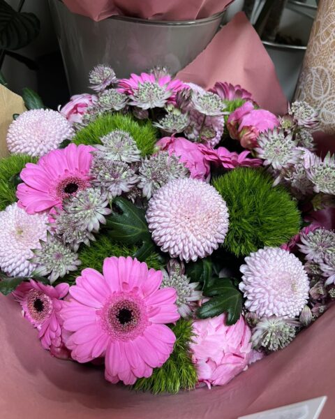 Bouquet de gerberas roses et chrysanthèmes pompons Bouquet texturé de gerberas roses, chrysanthèmes pompons et œillets verts, fleuriste Openflor Lille.