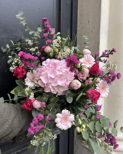 Grand bouquet élégant – Hortensia, roses fuchsia et eucalyptus Grand bouquet élégant avec hortensia rose pâle, roses fuchsia et branches d'eucalyptus, Openflor Lille.