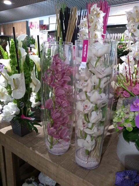 Orchidées Cymbidium et roses blanches en grands vases de verre Présentation d'orchidées cymbidium et de roses blanches dans de grands vases en verre, boutique Openflor.