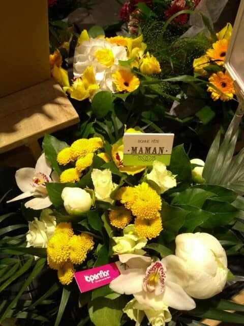 Bouquet Orchidée blanche, chrysanthèmes jaunes et roses Bouquet printanier avec orchidée blanche, chrysanthèmes jaunes et roses blanches pour la fête des mères, Openflor Lille.