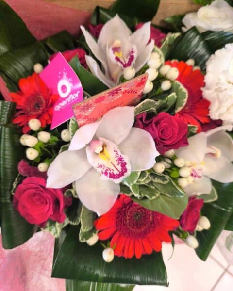 Bouquet Orchidée blanche, roses et gerberas rouges Bouquet passion avec orchidée blanche, roses rouges et gerberas rouges, fleuriste Openflor pour la fête des mères.