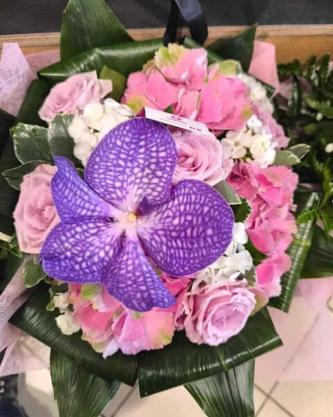 Bouquet de prestige Orchidée Vanda violette et hortensias Bouquet luxueux avec orchidée Vanda violette et hortensias roses pour la fête des mères, Openflor Lille.
